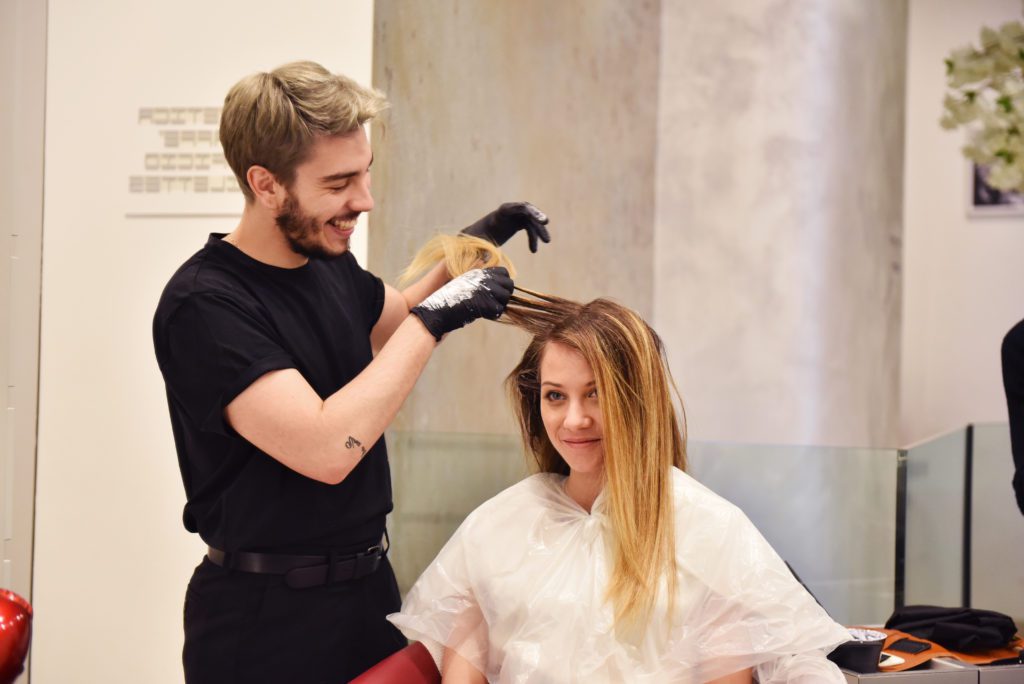 foto parrucchiere piega donna e cliente