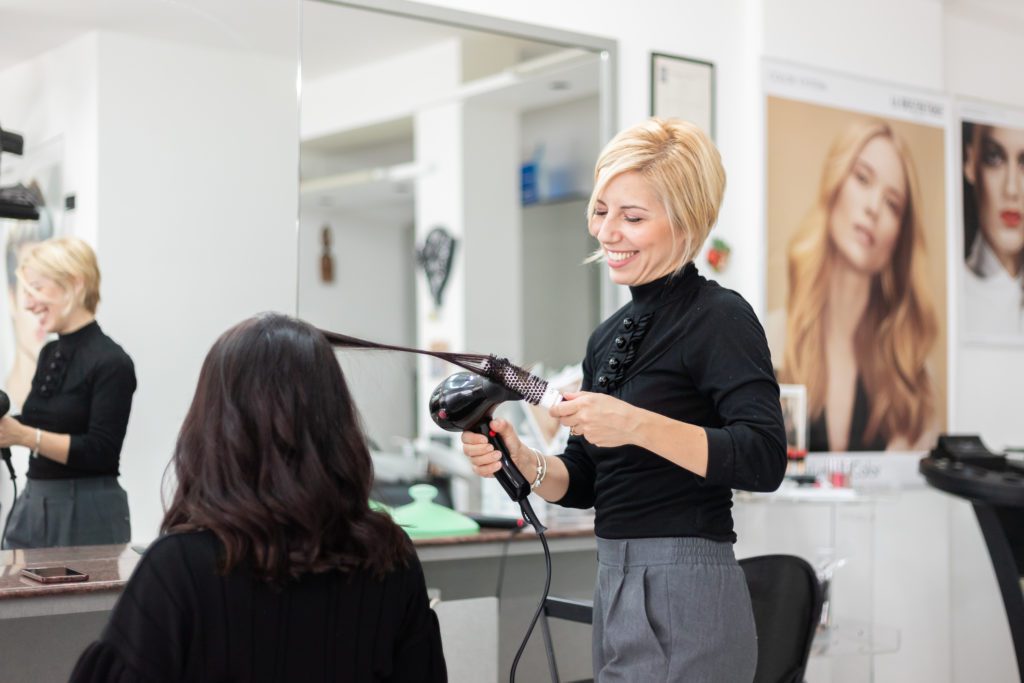 sorrisi piega donna parrucchiere